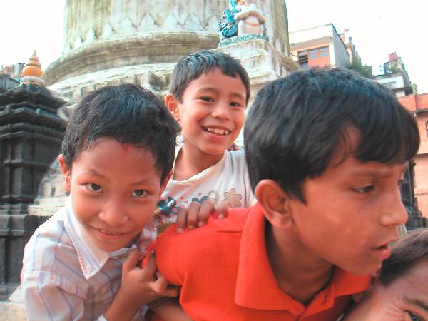 6ne015_Kathmandu09_plein_kids03