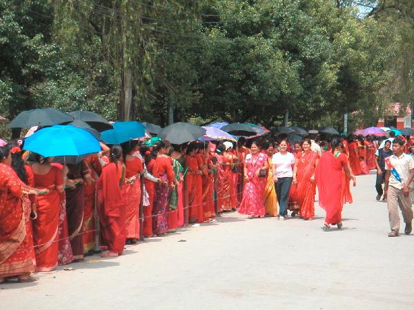6ne025_Kathmandu19_Pashipatinath01_vrouwen