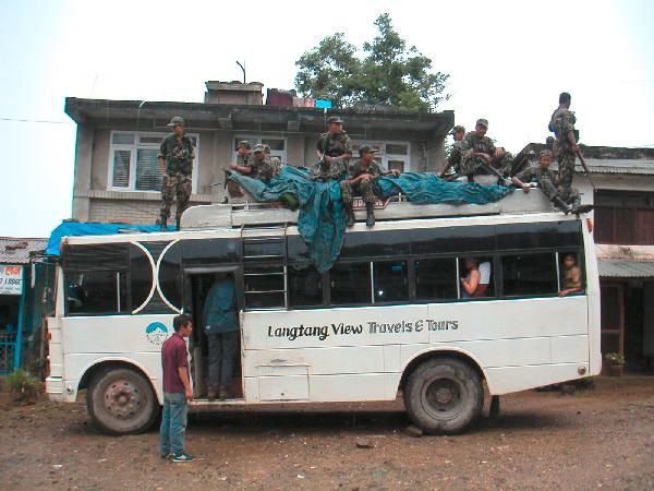 6ne163_Dunche_naar_Kathmandu_bus_militairen