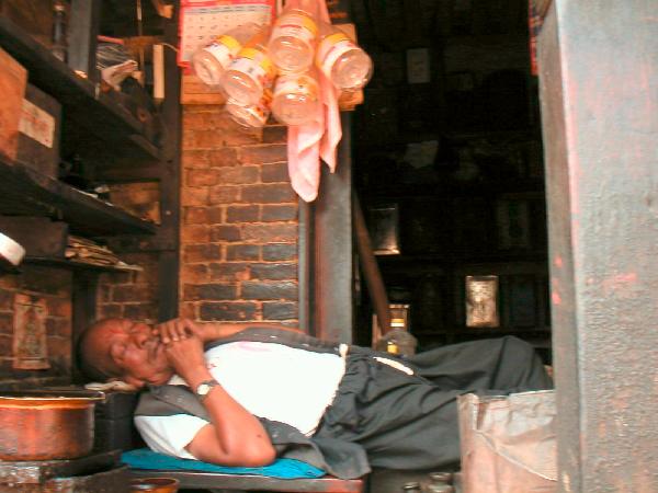 6ne232_Bhaktapur_10_slapende_man_winkel