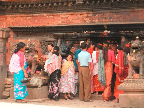 6ne240_Bhaktapur_18_mensen_voor_tempel