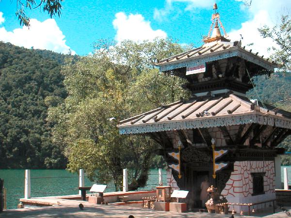 6ne280_Pokhara_boot_tempel_eiland