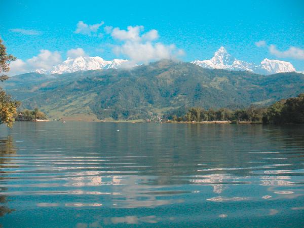 6ne296_Pokhara_boot_weerspiegeling02
