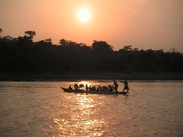 6ne329_Chitwan_zonsondergang_pontje02