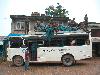 6ne163_Dunche_naar_Kathmandu_bus_militairen