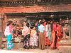6ne240_Bhaktapur_18_mensen_voor_tempel