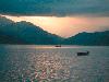 Pokhara meer met zonsondergang