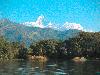 Pokhara meer met uitzicht op Himalaya